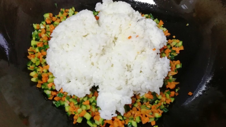 开心炒饭,下入米饭翻炒均匀。