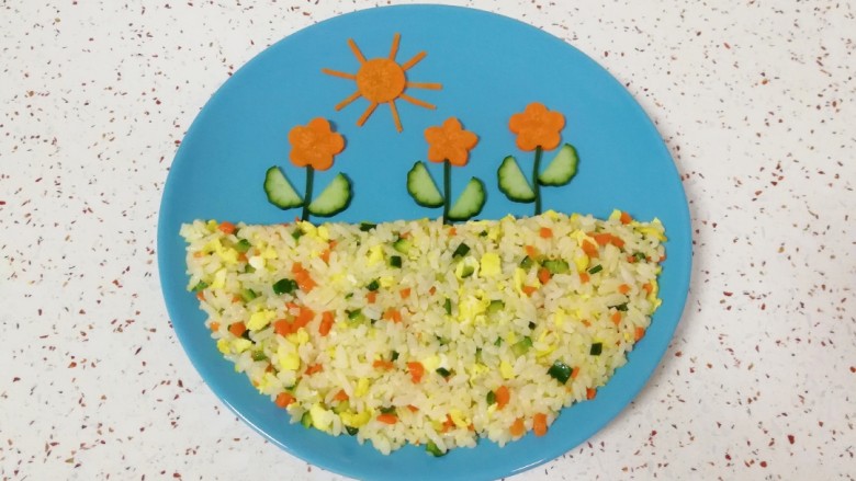 开心炒饭,摆上花朵和太阳(这个太阳和前面做的不一样了，因为那个被我闺女吃掉了，所以又临时做了一个)。