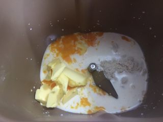 奶黄毛毛虫面包,面包机中倒入牛奶，全蛋液 ,白砂糖和杏仁粉，再加入黄油