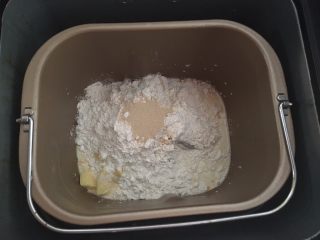 奶黄毛毛虫面包,加入高筋面粉和低筋面粉，最后顶部挖个坑加入酵母