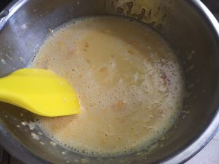 奶黄毛毛虫面包,牛奶加热到起泡,将牛奶慢慢倒入蛋黄糊里,一边倒一边搅,以防结块