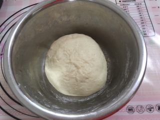 奶黄毛毛虫面包,发酵好的面团取出排气。