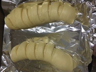 奶黄毛毛虫面包,全部包好馅后放入烤箱,底部放上一盆热水开始第二次发酵,约40分钟左右