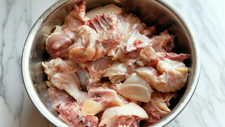#做妈妈的拿手菜#红烧鸡块炖小土豆,食品剪刀将鸡剪开，至小块。(用食品剪刀剪很干净哟，不会溅到处都是的)