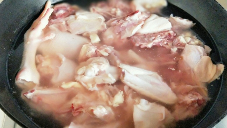 #做妈妈的拿手菜#红烧鸡块炖小土豆,将剪小块的鸡放入锅中，加入清水没过鸡块就好，大火烧开。烧开后煮2-3分钟，捞出后过冷水，冲洗干净，淋干水分。