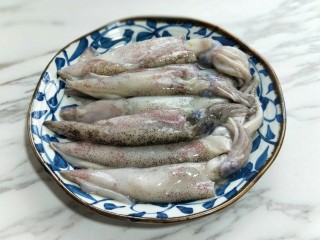 #做妈妈的拿手菜#爆炒鱿鱼,所需食材：小鱿鱼6条，我京东买的，特别新鲜。