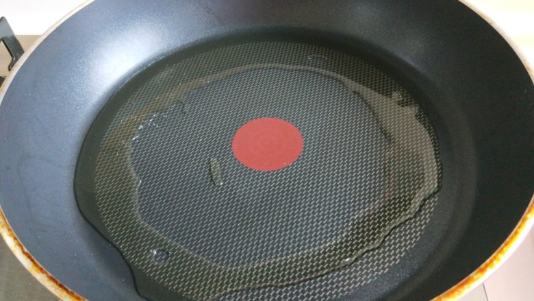 香河猪肉豇豆饼,平底锅放适量油烧热。