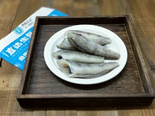 #做妈妈的拿手菜#红烧冰鱼段,京东买的南极冰鱼段，特别新鲜，快递给力，收到后还冻的邦邦硬。