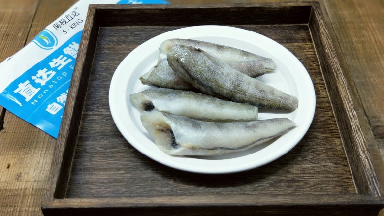 #做妈妈的拿手菜#红烧冰鱼段,京东买的南极冰鱼段，特别新鲜，快递给力，收到后还冻的邦邦硬。