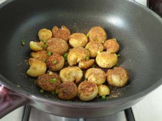 香煎小土豆,最后撒上香葱花，拌匀，即可出锅。香喷喷的香煎小土豆就做好啦！


