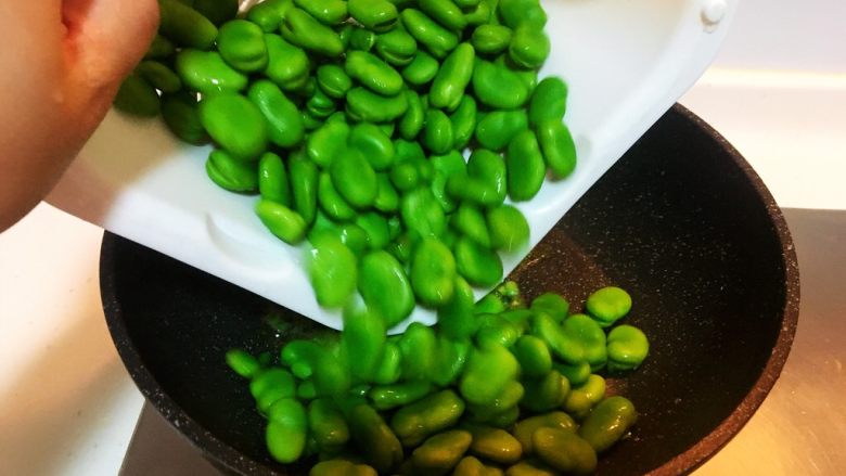 上海菜-蚕豆,爆出香味放入蚕豆