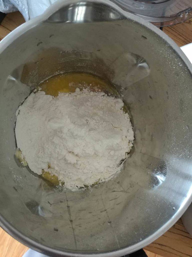 松软拉丝吐司面包,3. 除黄油外，把其余材料放入不锈钢杯中，盖上杯盖
速度设为一档；时间设为6分钟；温度0°，启动按钮