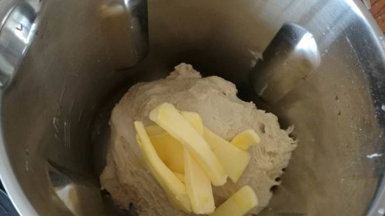 松软拉丝吐司面包,4. 加入已软化黄油，盖上杯盖。（ps:黄油也可以用机器自带的蒸锅加热软化）
速度设为一档；时间8分钟，温度0°，启动按钮