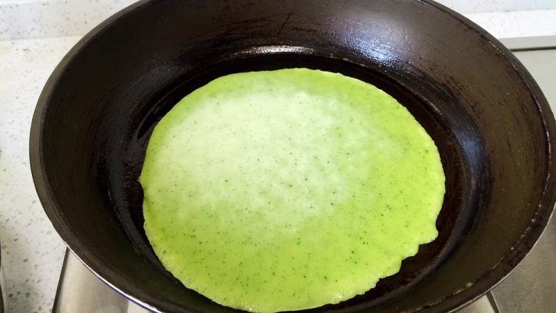 黄瓜煎饼卷土豆丝,平底锅烧热，刷一点油，转小火，舀一勺面糊倒入，提起锅把面糊转圆，一面变绿后煎反面