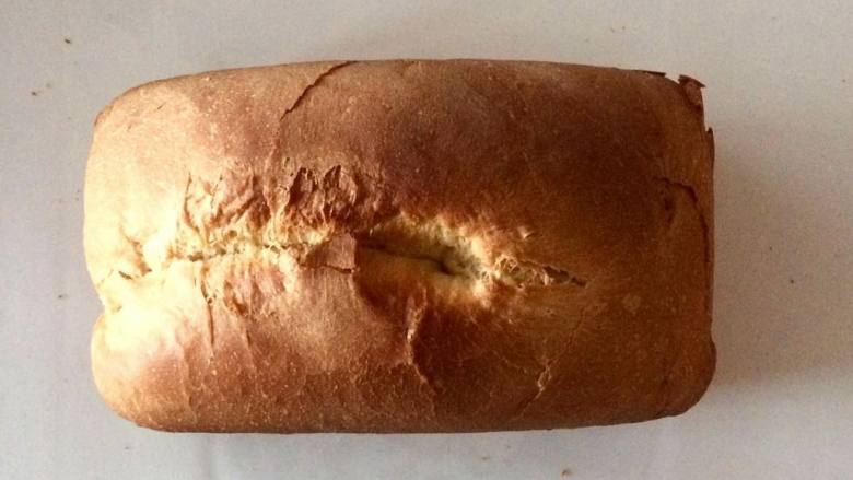 松软拉丝吐司面包,10. 第一次做，外表烤的有点猛了，但是掰开之后，超级松软好吃！！！