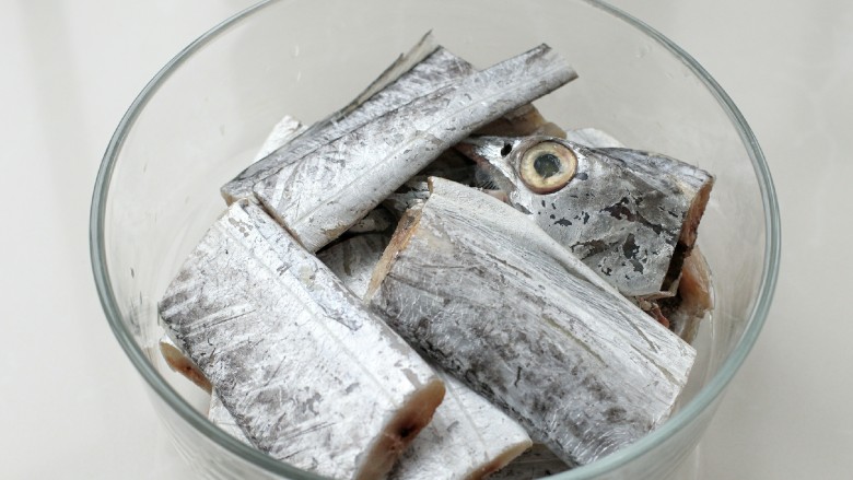 糖醋香酥带鱼,将带鱼去除内脏后洗净，切成段放入容器中