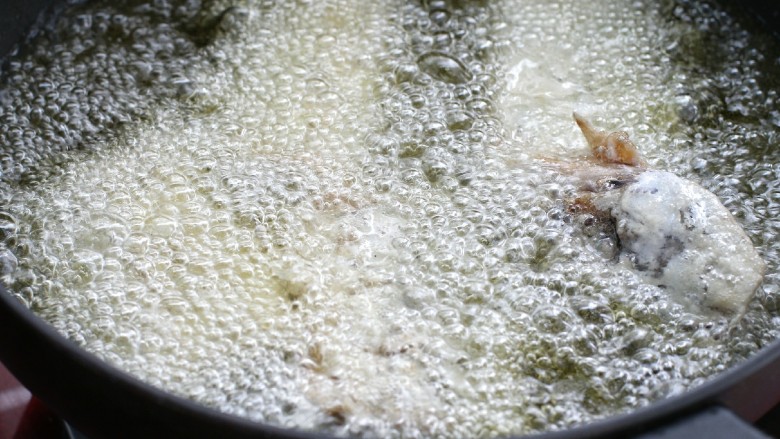 糖醋香酥带鱼,锅中放适量油烧至七八成热，放入带鱼用中小火炸制