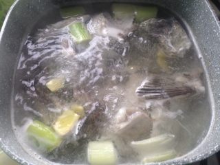 春汤,拆下的鱼皮、鱼骨、鱼鳍放入汤锅中，加姜片、葱段煮成鲜汤。