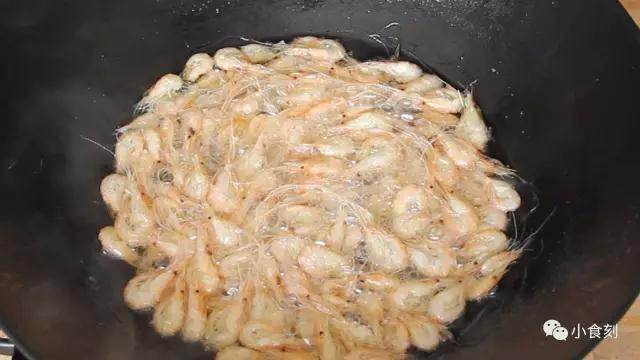 夏天的礼物——油爆虾,放入虾炸2分钟左右捞出，炸的过程中要不停的翻动