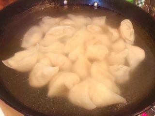圆葱鲜肉馄饨,锅中烧开水下入馄饨煮至开锅漂浮起来再翻滚几下即可出锅