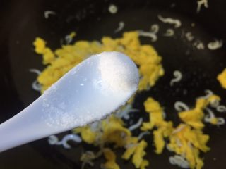 小银鱼炒鸡蛋,加入盐