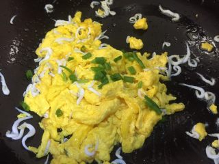 小银鱼炒鸡蛋,撒入葱花翻炒均匀即可出锅