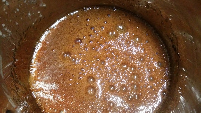 海盐焦糖酱,直到糖浆变成这样深棕色，会反光