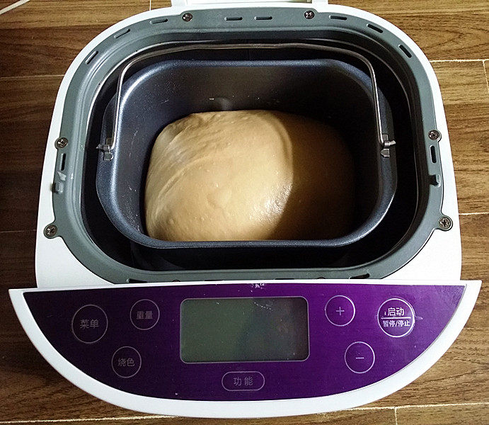咖啡酸奶豆沙面包 #独创配方、全新做法# ,将面团整圆后放回面包机，加盖湿布直接室温发酵至2.5倍大