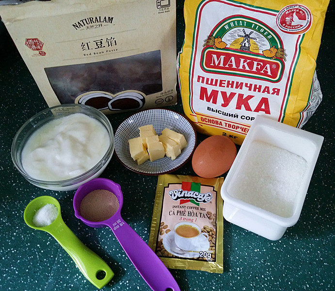 咖啡酸奶豆沙面包 #独创配方、全新做法# ,备好食材
PS:酸奶为自己制作的浓稠酸奶，比市售酸奶要厚，若使用普通酸奶注意份量