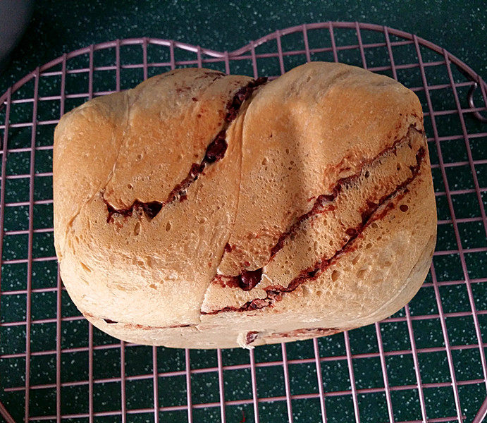 咖啡酸奶豆沙面包 #独创配方、全新做法# ,取出面包桶倒至烤网上，它的侧面和底部颜色也很赞哟