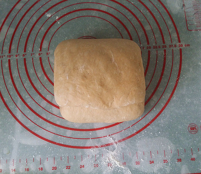 咖啡酸奶豆沙面包 #独创配方、全新做法# ,然后再将下边、上边面团向中间对折、成一个正方形，如图