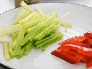 香芹拌腐竹—味道鲜美、清香适口的一道小菜，你一定得试试,芹菜洗净切段，红椒切块。