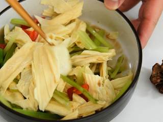 香芹拌腐竹—味道鲜美、清香适口的一道小菜，你一定得试试,搅拌均匀，即可。