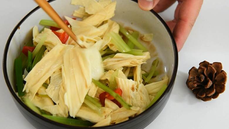 香芹拌腐竹—味道鲜美、清香适口的一道小菜，你一定得试试,搅拌均匀，即可。