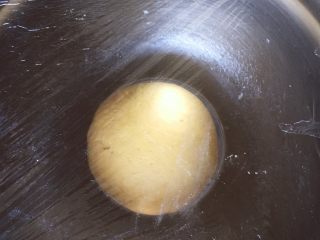 南瓜花朵馒头,将所有食材混合揉成面团，盖上保鲜膜发酵