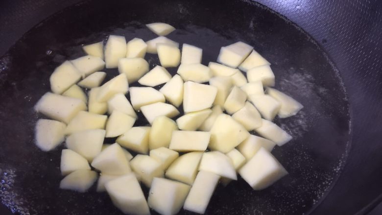 老干妈土豆粒,锅里放水，加入一勺盐，土豆粒放入沸水中煮至8成熟