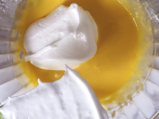 戚风蛋糕，六寸。,取三分之一的蛋白霜加入蛋黄糊中翻拌均匀