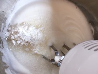 戚风蛋糕，六寸。,出现纹路的时候，加入剩下的糖和玉米淀粉，玉米淀粉可以稳固蛋白霜。