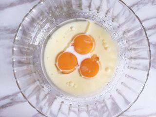 戚风蛋糕，六寸。,将牛奶玉米油倒入蛋黄中，
