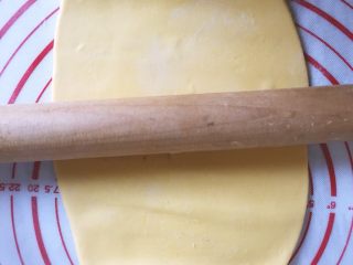 南瓜豆沙包,反复揉搓，用擀面杖排气。