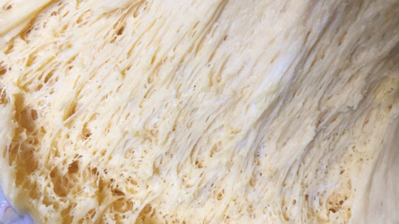 南瓜豆沙包,内部蜂窝状就发酵好了。
