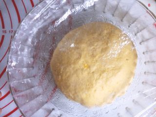 南瓜豆沙包,所有材料混合均匀揉成面团，盖上保鲜膜发酵