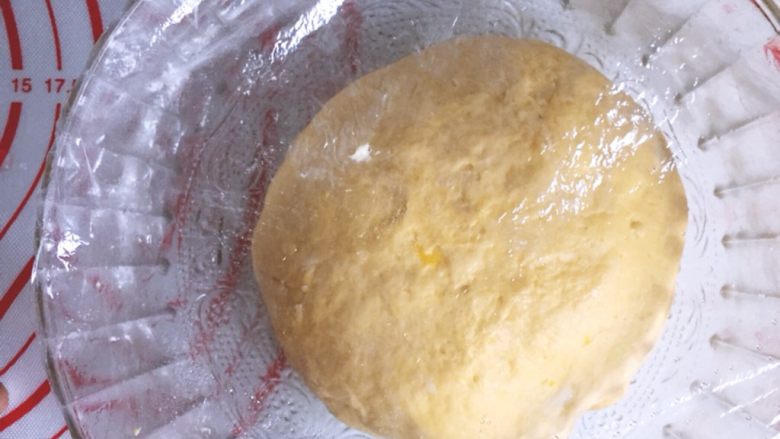 南瓜豆沙包,所有材料混合均匀揉成面团，盖上保鲜膜发酵