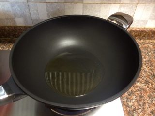 西芹泡椒爆鱿鱼,热锅倒油烧至八成热。