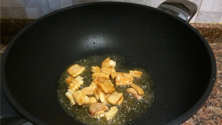 西芹泡椒爆鱿鱼,放入鱿鱼快速翻炒至微卷。