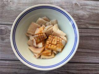 西芹泡椒爆鱿鱼,将鱿鱼切成方块花状，加入适量生抽、料酒拌匀。