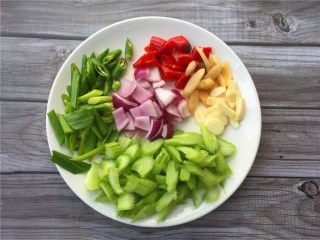 西芹泡椒爆鱿鱼,将各种配菜切成如所示。