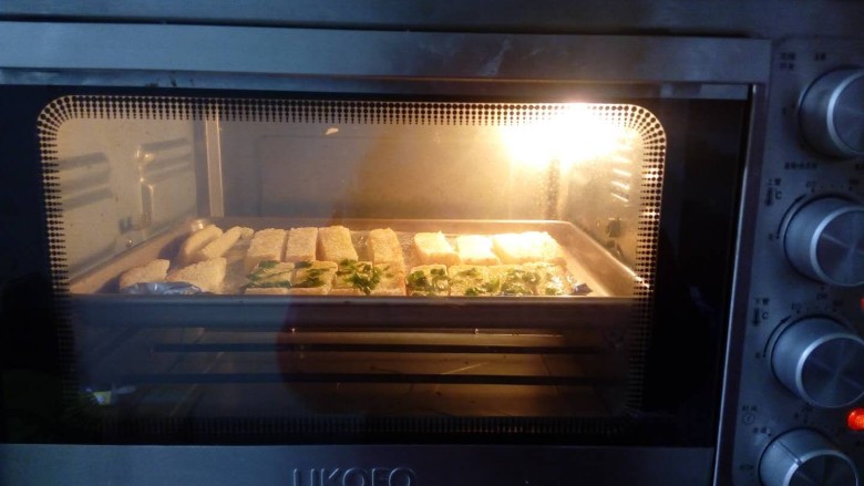 花式烤香葱&蜜糖吐司条,烤箱中层，170度烤十分钟至上色。具体时间和温度，还是要根据自家的烤箱来适当调整。