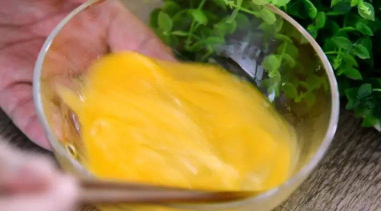  蛋花汤的花絮是这样做出来的，搭配上紫菜完美！,鸡蛋打匀备用
