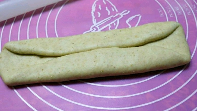 快手版全麦法棍面包,两条长边向中间对折。